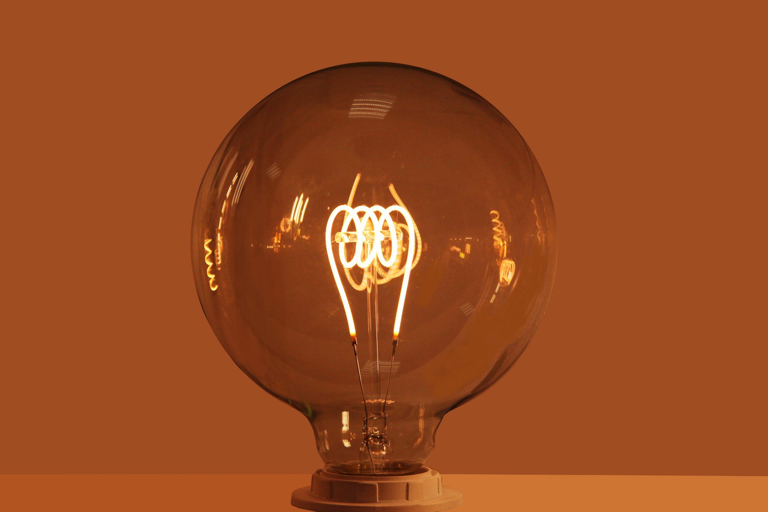 Incandescent light bulb